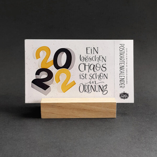 Postkartenkalender 2022 mit illustrierten Handlettering-Motiven in wunderschönem Holzaufsteller