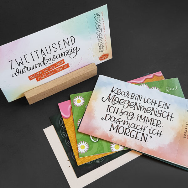 Postkartenkalender 2024 mit illustrierten Handlettering-Motiven in wunderschönem Holzaufsteller – Bild 5