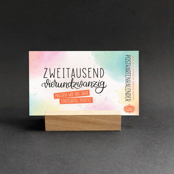 Postkartenkalender 2024 mit illustrierten Handlettering-Motiven in wunderschönem Holzaufsteller