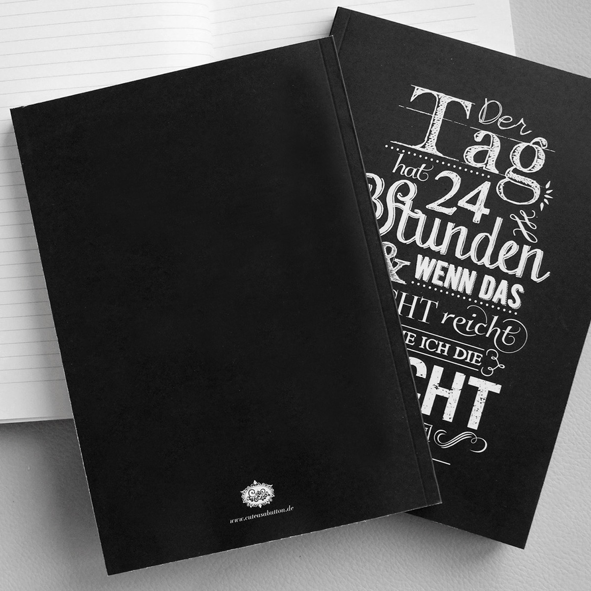 "Der Tag hat 24 Stunden" Chalkboard-Design A5 Notizbuch mit Spruch von cute as a button – Bild 3