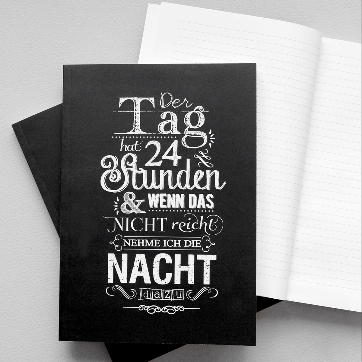 "Der Tag hat 24 Stunden" Chalkboard-Design A5 Notizbuch mit Spruch von cute as a button – Bild 2