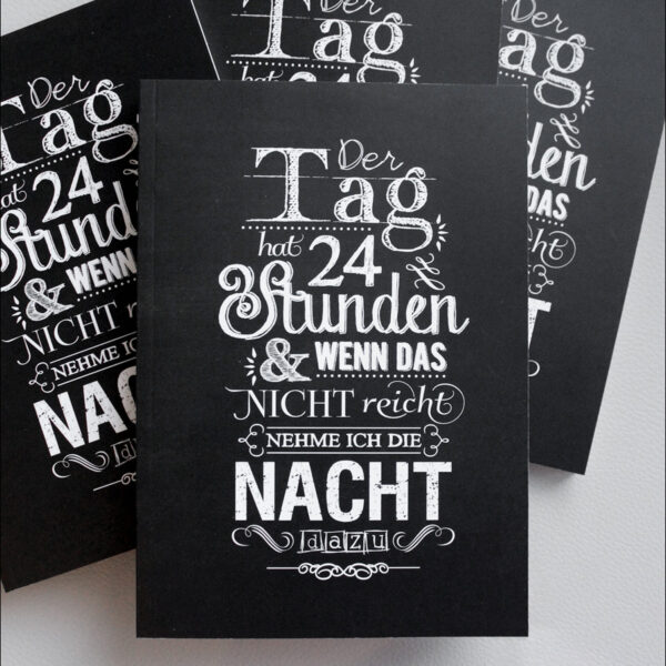 "Der Tag hat 24 Stunden" Chalkboard-Design A5 Notizbuch mit Spruch von cute as a button