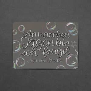 Postkarte mit abgerundeten Ecken "Fragil... wie eine Bombe"