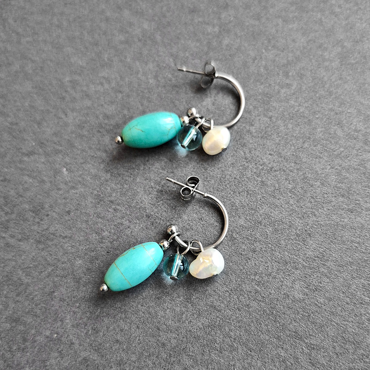 Naturstein "Howlith & Perle" Ohrschmuck aus Edelstahl | CAABjewels – Bild 3