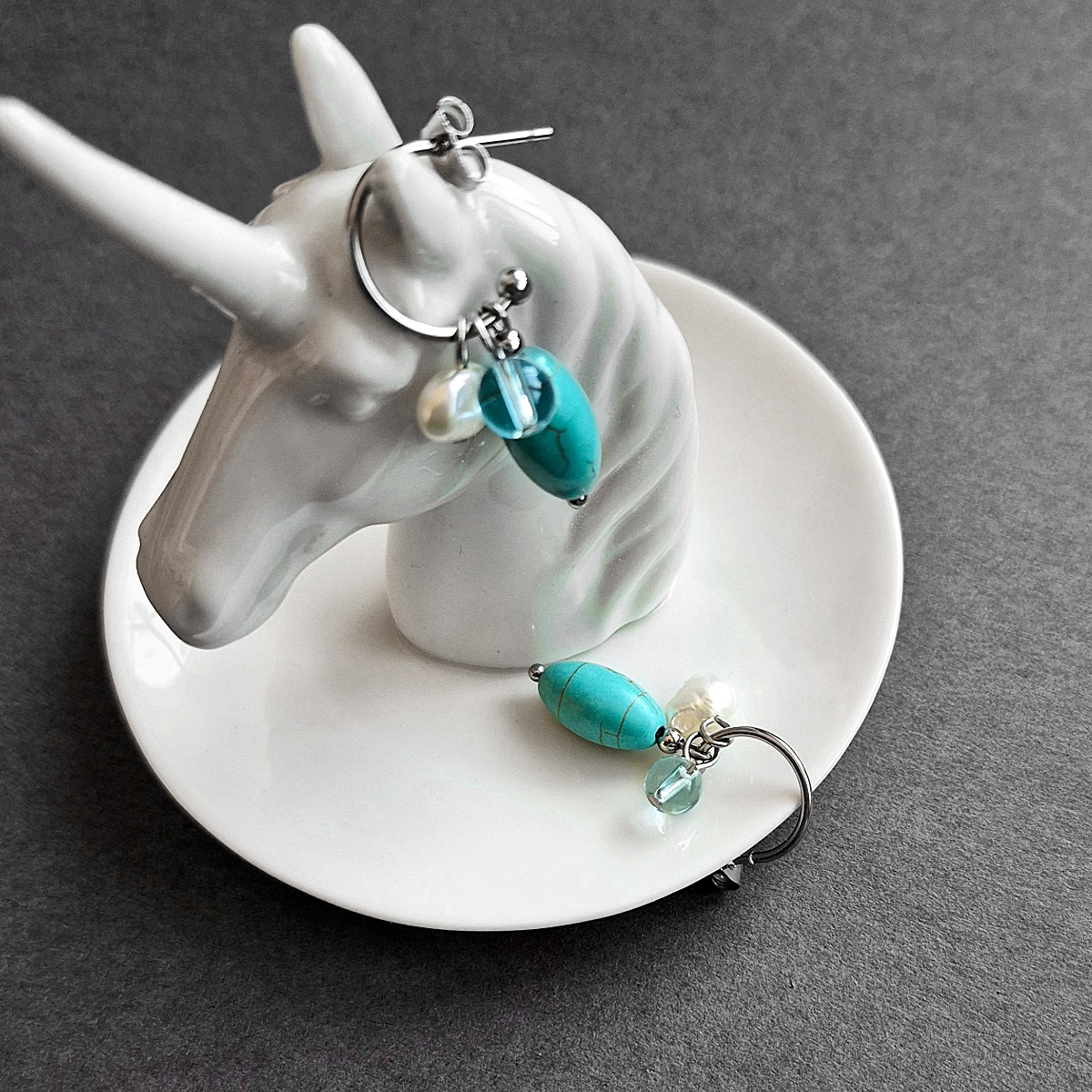 Naturstein "Howlith & Perle" Ohrschmuck aus Edelstahl | CAABjewels