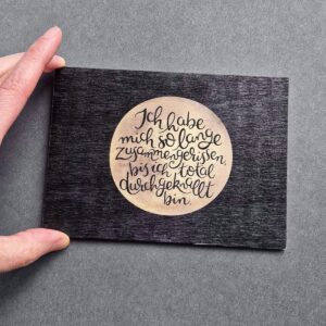 Holzpostkarte mit Magnet "Total Durchgeknallt"