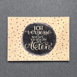 Holzpostkarte mit Magnet "zu den Akten"