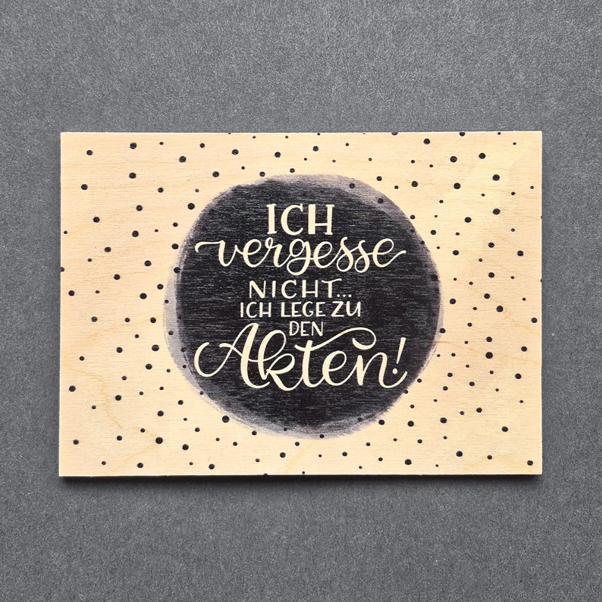 Holzpostkarte mit Magnet "zu den Akten"
