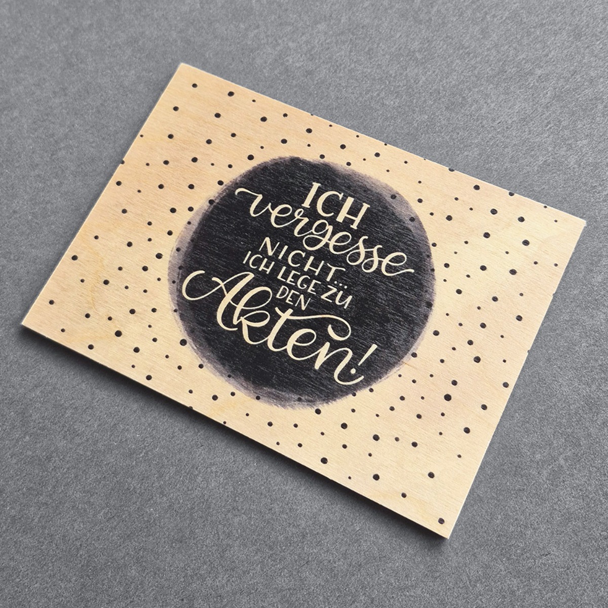 Holzpostkarte mit Magnet "zu den Akten" – Bild 2